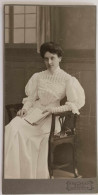 Photographie - Jeune Femme Assise Avec Un Livre - Photo Keller & Co - Collée Sur Carton Dim:21/11 Cm - Anonyme Personen