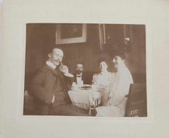 Photographie - Deux Couples Autour D'une Table - Collée Sur Carton Dim:11.5/14.5 Cm - Anonyme Personen