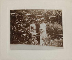 Photographie - Deux  Jeunes Femmes Dans Un Jardin - Collée Sur Carton Dim: 11.5/14.5 Cm - Anonyme Personen
