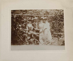 Photographie - Un Homme Et Trois Femmes Dans Un Jardin - Collée Sur Carton Dim: 11.5/14.5 Cm - Anonymous Persons