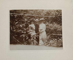 Photographie - Un Homme E Deux Femmes Dans Un Jardin - Collée Sur Carton Dim: 11.5/14.5 Cm - Anonyme Personen