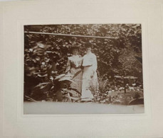 Photographie - Deux Femmes Dans Un Jardin - Collée Sur Carton Dim: 11.5/14.5 Cm - Anonymous Persons