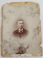 Photographie - Jeune Homme Dans Médaillon Sur Décor Arabesque - Collée Sur Carton Dim:15/11 Cm - Anonyme Personen