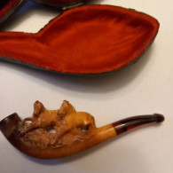 Pipe Ancienne  En  Ecume De Mer Décorée  Avec Deux Chevaux .dans Son étui. - Meerschaum Pipes