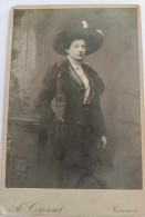 Photographie - Femme Au Chapeau Debout - Photo Crosset - Collée Sur Carton Dim:16/11 Cm - Anonyme Personen