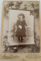 Photographie - Jeune Fille Habillée Avec Chapeau Sur Fond Fleuri - Photo Becker Henri - Collée Sur Carton Dim:11/16 Cm - Anonymous Persons