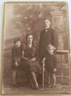 Photographie - Famille - Parents Et Deux Enfants  - Collée Sur Carton Dim:11.5/16 Cm - Anonymous Persons