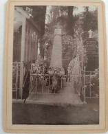 Photographie - Cimetière - Tombe Dorbet - Collée Sur Carton Dim:9.5/12.5 Cm - Lieux