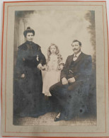 Photographie - Famille - Parents Et Jeune Fille - Collée Sur Carton Dim:10.5/13.5 Cm - Anonymous Persons