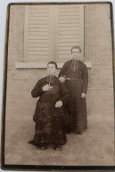 Photographie - Deux Prêtres Devant Une Maison - Collée Sur Carton Dim:11/16 Cm - Anonyme Personen