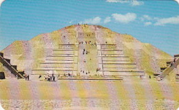 AK 176063 MEXICO - Teothiuacan -  The Plaza And The Pyramid Of The Moon - Mexique