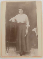 Photographie - Femme Debout Appuyée Sur Une Sellette - Collée Sur Carton Dim:12/9 Cm - Anonyme Personen