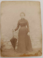 Photographie - Femme Avec Un Parapluie Debout - Collée Sur Carton Dim: 11/8 Cm - Anonymous Persons