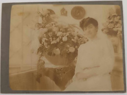 Photographie - Femme Devant Un Bouquet De Fleur - Collée Sur Craton Dim:12/9 Cm - Other & Unclassified