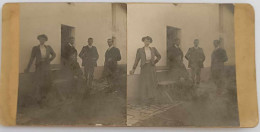 Photographie Stéréoscopique - Personnages Devant Une Maison - Dim:17.5/8.5 Cm - Fotos Estereoscópicas