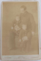 Photographie - Homme Avec Deux Jeunes Enfants -  Photo Schemboche - Publicité -  Collée Sur Carton Dim:16.5/11 Cm - Anonymous Persons