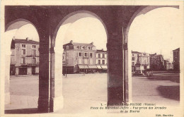 Dép 86 - Neuville De Poitou - Place Du Maréchal Joffre - Vue Prise Des Arcades De La Mairie - Bon état Général - Neuville En Poitou