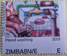 Timbre Du Zimbabwe Avec Variété De Piquage à Cheval, Covid Lavement Des Mains, Savon Eau - Ziekte