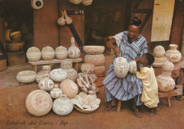 1825 A 31 Oyo, Calabash Art Carver - Nigeria