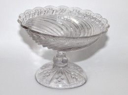 MAGNIFIQUE ANCIENNE COUPE / PRESENTOIR EN VERRE MOULÉ SUR PIED - H:9cm D:12cm / ART DE LA TABLE / DECORATIF (2501.3) - Andere & Zonder Classificatie