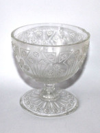 MAGNIFIQUE ANCIENNE COUPE / PRESENTOIR EN VERRE MOULÉ SUR PIED - H:10cm D:10cm / ART DE LA TABLE / DECORATIF (2501.5) - Sonstige & Ohne Zuordnung