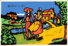 POITOU - LA ROCHE Sur YON - Carte Veloutée - Ccouple En Costume - Poitou-Charentes