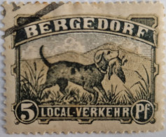 Timbre De La Poste Privée De La Ville Allemande De Bergedorf (1887) : Chien De Chasse Tenant Un Canard - Hunde