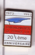 E22 Pin's PARACHUTISME 20 Ans Anniversaire Parachute Parachutes De France SA  à JOUY-LE-MOUTIER Achat Immédiat - Paracaidismo