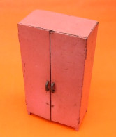 Années 1950  Mobilier De Poupée  Armoire Industrielle  Tôle Laquée Rose - Poupées