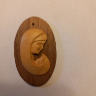 Pendantif  Avec  Support Bois Représentant La Vierge Et L'Enfant Sans ça  Chaine . - Pendants