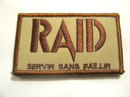 ECUSSON P.N LE RAID OPEX SCRATCH AU DOS 85mm X 50mm ETAT EXCELLENT (VARIANTE 1) - Police