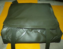 MUSETTE MILITAIRE EN PLASTIQUE  DE L' ARMEE DES PAYS BAS DE 1990 AVEC SANGLE DE 1991 ,DIMENSION LONGUEUR 35 CM HAUTEUR - Equipement