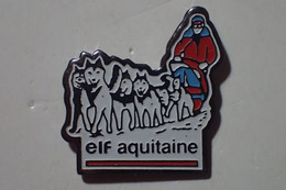 Pin's ELF Aquitaine. Attelage De Chiens De Traineaux - Carburants