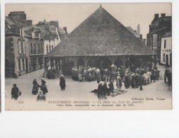 AJC - Questembert La Halle Un Jour De Marché - Questembert