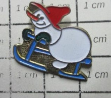 1619 Pin's Pins / Beau Et Rare / NOEL / BONHOMME DE NEIGE FAISANT DE LA LUGE - Weihnachten