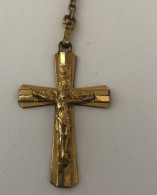 Pendentif CRUCIFIX Catholique Plaqué Or Vermeil Religieux Français Croix Saint Jésus-Christ - Pendentifs