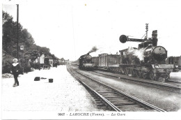 CPA -( 89 ) -LAROCHE - La Gare Avec Deux Trains - Gros Plan - Locomotives à Vapeur . - Laroche Saint Cydroine