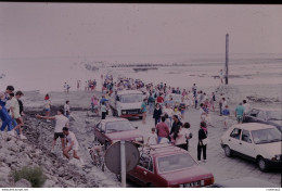 Photo Diapo Diapositive Passage Du GOIS En Août 1987 Camion Saviem Voitures Et Beaucoup De Monde VOIR ZOOM - Diapositives