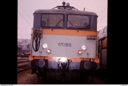 Photo Diapo Diapositive Slide Train Locomotive Electrique SNCF BB 17085 PARIS GARE DU NORD Le 10/01/1992 VOIR ZOOM - Diapositives