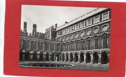 ANGLETERRE---HAMPTON COURT PALACE MIDDLESEX---The Fountain Court--voir 2 Scans - Hampton Court