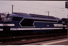 Photo Diapo Diapositive Slide Train Locomotive Diesel SNCF 67316 à NEVERS Le 17/01/1992 VOIR ZOOM - Diapositives