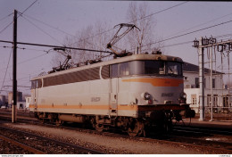 Photo Diapo Diapositive Slide Train Locomotive Electrique SNCF BB 25210 à TOURS Le 31/01/1992 VOIR ZOOM - Diapositives