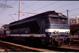 Photo Diapo Diapositive Slide Train Locomotive Diesel SNCF 68527 à LA VILLETTE Le 02/02/1992 VOIR ZOOM - Diapositives