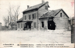 CPA - 80 - Guerre 1914-15 - Rosières - Extérieur De La Gare Détruite Par Les Allemands - Circulée En 1915 - Rosieres En Santerre