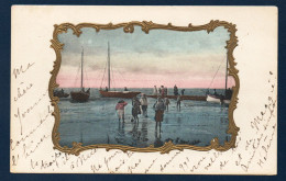 06. Carte Passepartout. Bord De Mer, Enfants Et Barques De Pêcheurs. Cadre En Relief.  Cannes 1909 - Autres & Non Classés