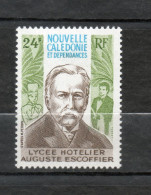 Nlle CALEDONIE N° 429   NEUF AVEC CHARNIERE COTE  1.60€    AUGUSTE ESCOFFIER - Unused Stamps