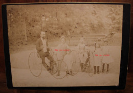 Photo 1890's Vélo Tricycle Famille Enfants Avec Leur Tricycle Tirage Albuminé Albumen Print Vintage Circa - Old (before 1900)