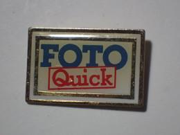 Pin's Laboratoire Photo Photographie FOTO QUICK à Le Cannet Rouen Chantilly Genève Suisse - Fotografie