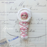 Bébé Emmailloté En Papier Maché, Ancien Ornement De Sapin De Noël, Décoration Allemande à Suspendre - Altri & Non Classificati