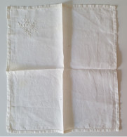 Ancien Mouchoir Ou Napperon Avec Broderies - Handkerchiefs